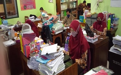 Kegiatan guru dan karyawan