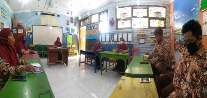 Kegiatan guru dan karyawan