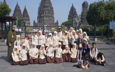 Siswa-siswi Mupraja Antusias Mengikuti Kegiatan English Outing Class di Candi Prambanan